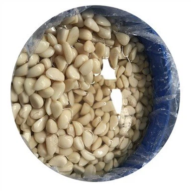 Eingelegte Knoblauchzehen in Sole